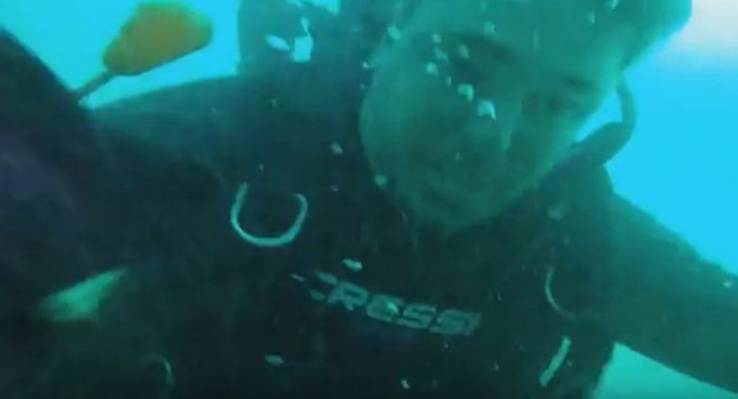 Дайвер спас своего коллегу, оставшегося без кислорода на морском дне у побережья Австралии (Видео)