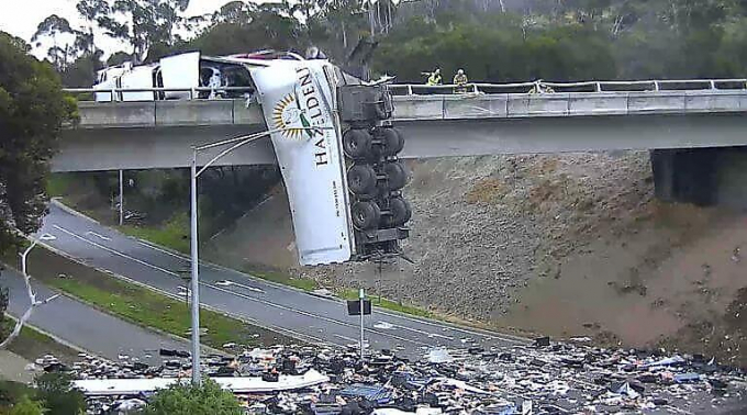 Водитель фуры, проезжая по мосту, чуть не обрушил грузовик на автотрассу и «избавился» от груза в Австралии (Видео)
