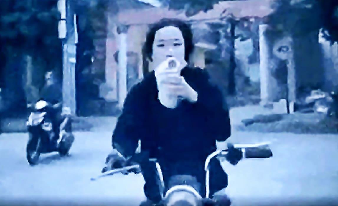 Девушка, выпивая за рулём скутера, проверила на прочность легковушку во Вьетнаме