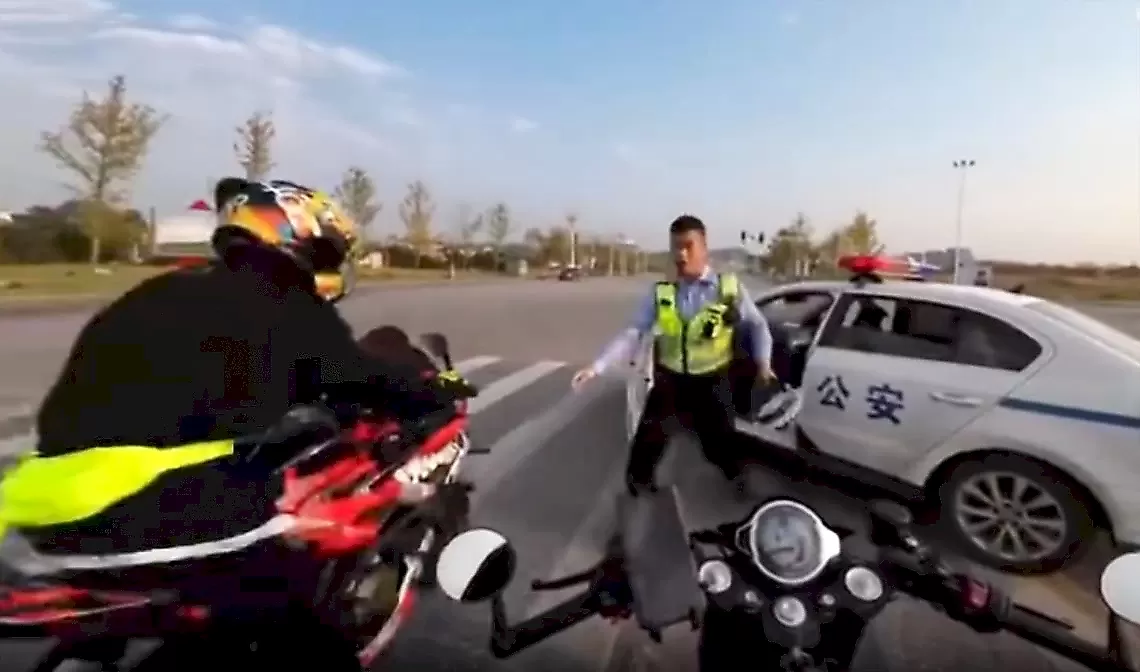 Китайский «гаишник» нарушил спокойствие трёх байкеров: видео