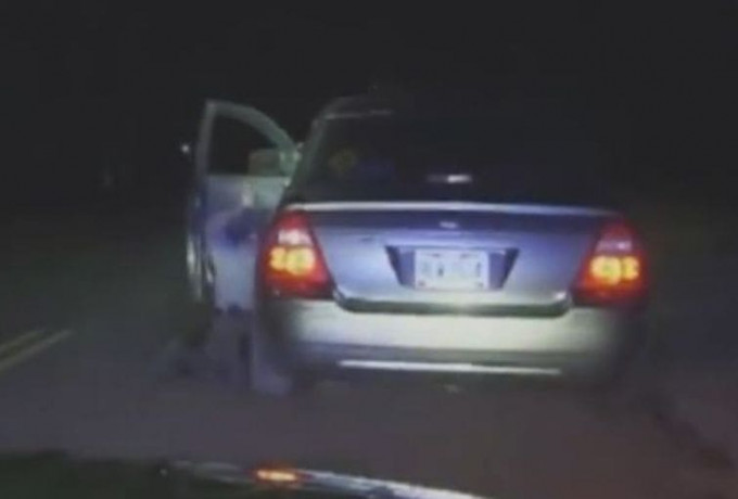 Полицейский, при попытке остановить нарушителя, проехал два километра, держась за открытую дверь автомобиля (Видео)