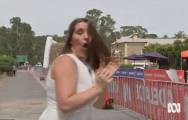 Грузовик с сеном снёс надувную арку во время трансляции выпуска новостей в Австралии. (Видео) 0