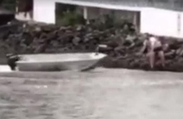 Австралиец не смог остановить «сбежавшую» от него моторную лодку (Видео)
