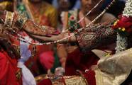 Традиционная массовая свадьба была организована в индийском штате Гуджарат. (Видео) 9