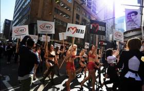 Австралийские девушки в нижнем белье прогулялись по Сиднею, требуя равноправия. (Видео) 1