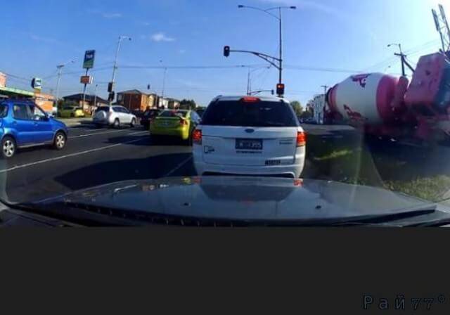 Бетономешалка, не вписавшись в поворот чуть не раздавила легковой автомобиль в Австралии. (Видео)