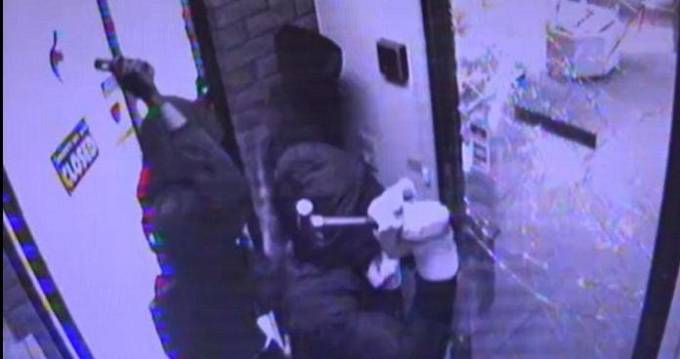 Три грабителя с молотками не смогли справиться со стеклянной дверью в ювелирном магазине в Австралии. (Видео)