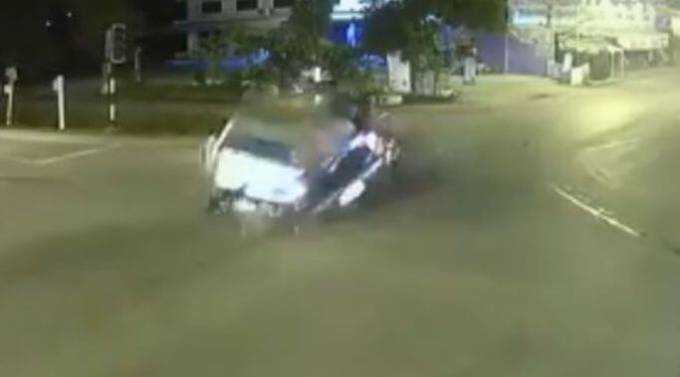 Два автомобиля превратились в груду металлолома на перекрёстке в Тайланде. (Видео)