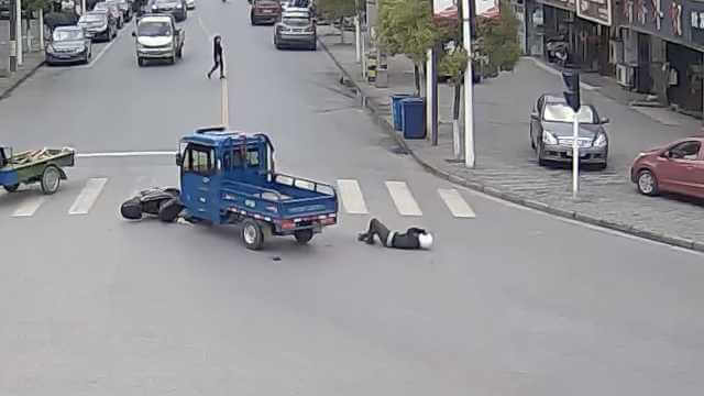 Очевидец аварии проучил наглеца, сбившего мотоциклиста в Китае (Видео)