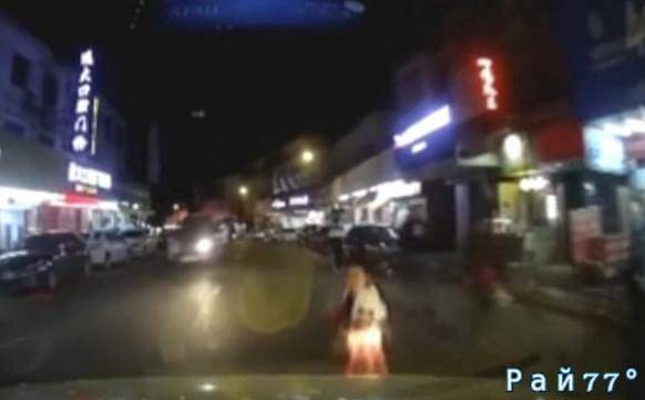 Китайские родители заставляли свою дочь бросаться под автомобили. (Видео)