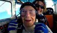 101-летняя австралийка установила новый рекорд и совершила прыжок с парашютом в тамдеме с инструктором. (Видео) 1
