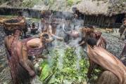 Немецкий турист прожил неделю в обществе дикарей в индонезийском племени Дани. 10