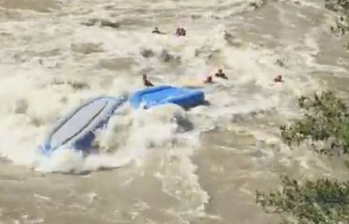 Две лодки с рафтерами не смогли преодолеть опасный участок горной реки (Видео)