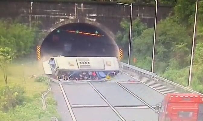 Школьный автобус перевернулся на китайской магистрали Школьный автобус перевернулся на китайской магистрали