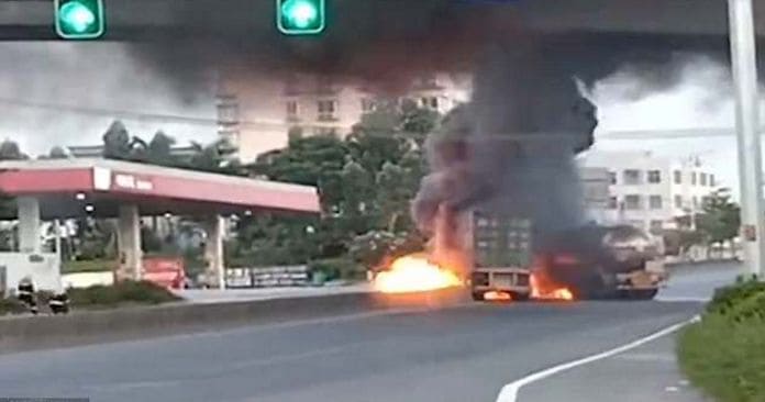 Бензовоз взорвался рядом с АЗС в Китае (Видео) Бензовоз взорвался рядом с АЗС в Китае (Видео)