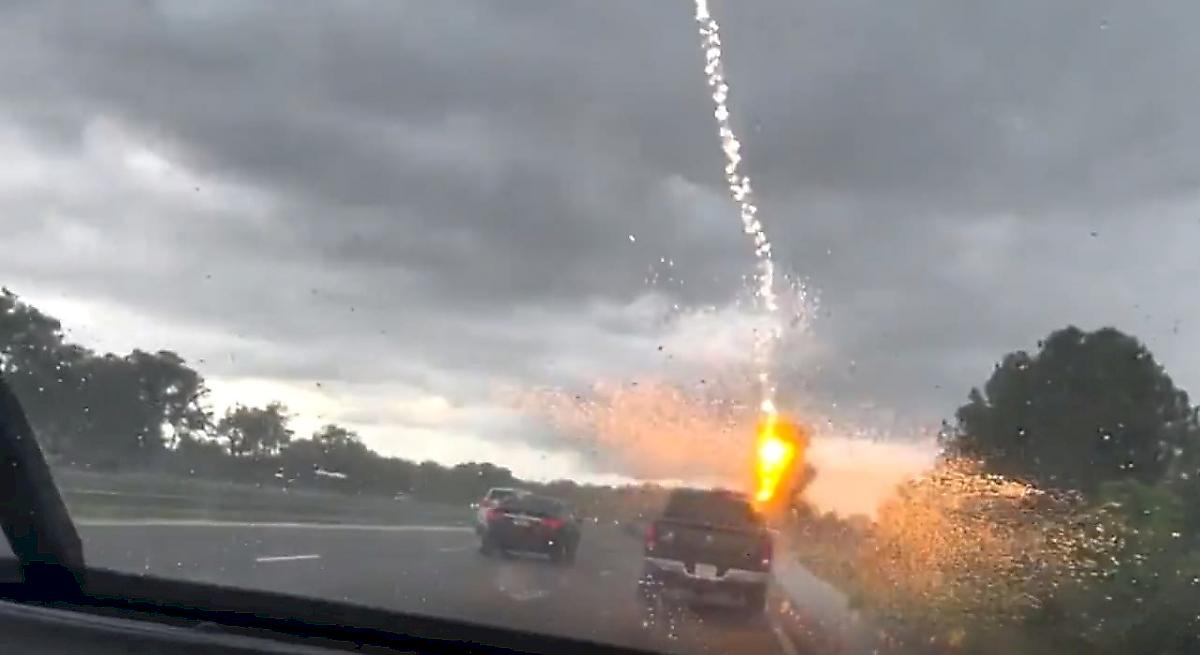 Молния трижды ударила в автомобиль и попала на видео в США