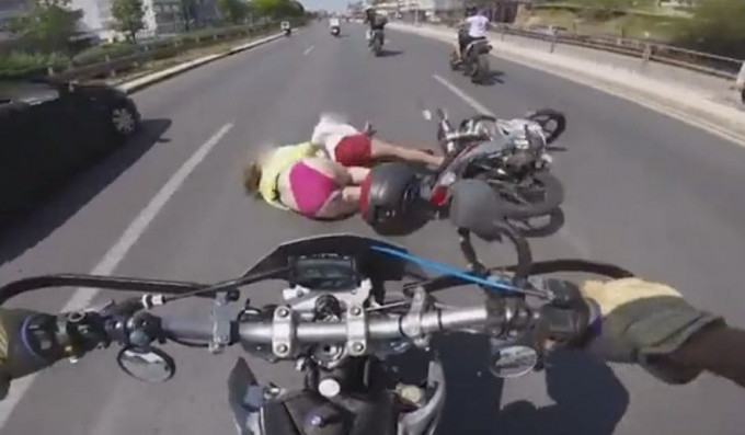 Девушка пожалела, что села на мотоцикл в бикини и без шлема (Видео)