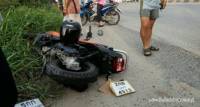 Тайская мотоциклистка лишилась шлема во время столкновения с автомобилем. (Видео) 2