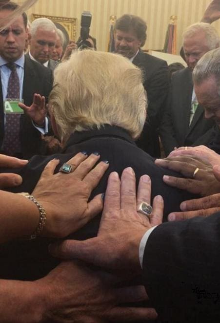Дональд Трамп принял участие к коллективной молитве в овальном кабинете белого дома