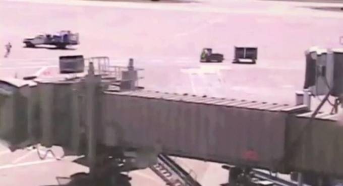 Сотрудник аэропорта остановил неуправляемый грузовик с топливом в США. (Видео)