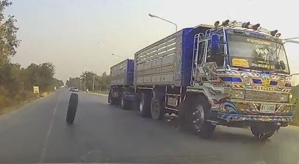 Автомобилист не смог избежать столкновения с оторвавшимся от грузовика колесом в Тайланде. (Видео)