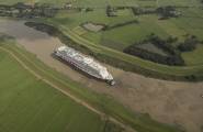 Огромное, круизное судно «World Dream» совершило своё первое путешествие по руслу маленькой реки в Германии. (Видео) 4