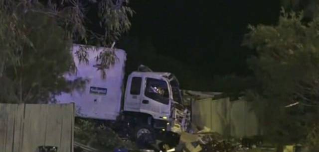 Грабитель, угнавший грузовик с пончиками, снёс частное жилище в Австралии. (Видео)