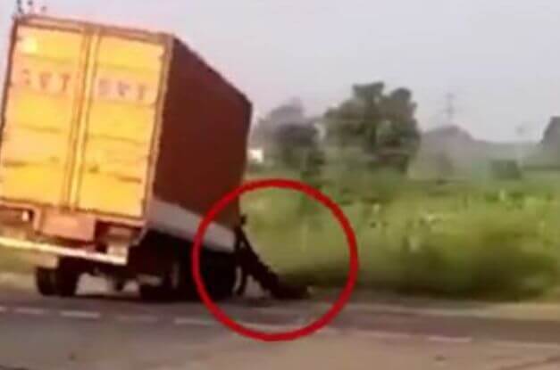 Водитель, выпавший из салона, по кругу бегал за своим неуправляемым грузовиком. (Видео)