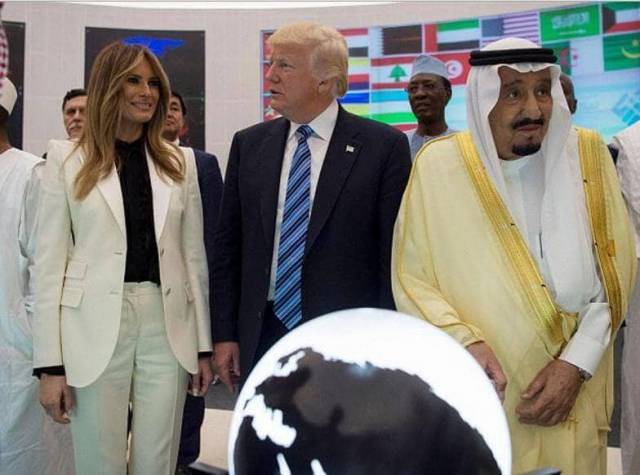 Президент США, король Саудовской Аравии и президент Египта «символично» открыли Всемирный Центр по противодействию экстремизму в Эр-Рияде. 