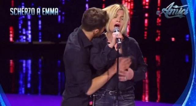 Итальянская певица Эмма Марроне не оценила «шуточных ухаживаний» во время записи ТВ-шоу (Видео)