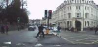 Пешеход точным ударом приземлил, убегающего от погони преступника (Видео) 2