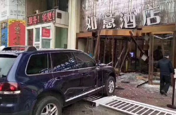 Китайский водитель по ошибке разнёс холл гостиницы. (Видео)