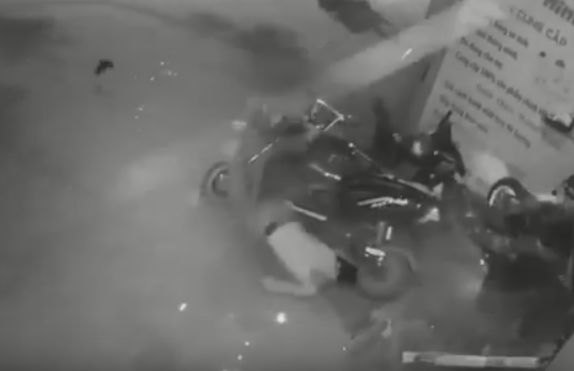 Мотоциклист крайне неудачно закурил во время езды во Вьетнаме. (Видео)