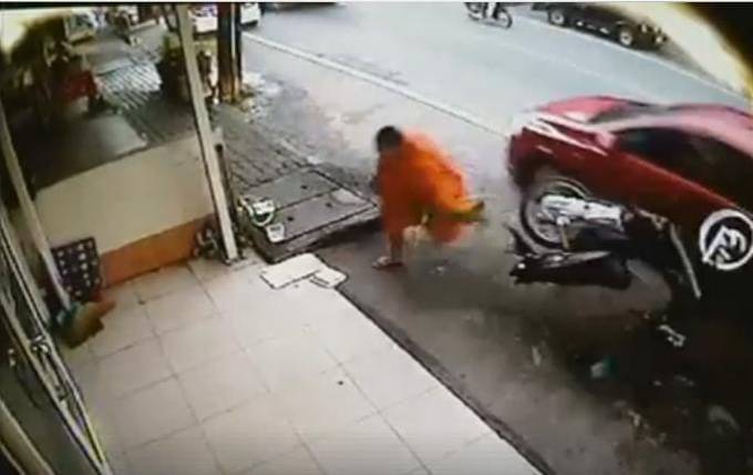 Монах чудом увернулся от неуправляемого автомобиля в Тайланде. (Видео)
