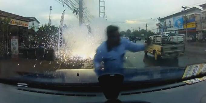 Электрический взрыв чуть не поразил автомобилиста в Тайланде (Видео)