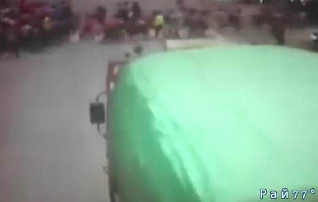 Душераздирающий момент наезда грузовика на группу школьников в Китае попал на видео камеру.