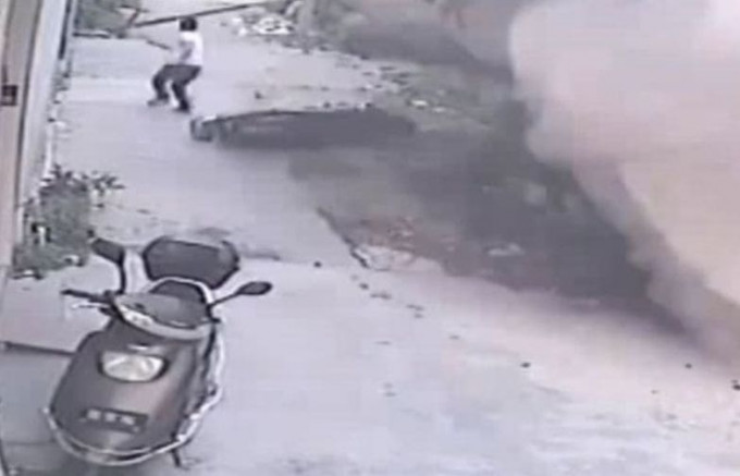 Мотоциклист в последний момент отбежал от рухнувшей стены в Китае (Видео)