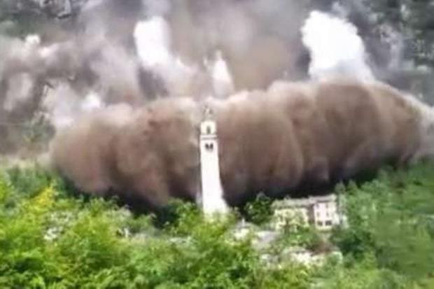 Оползень, накрывший церковь, не повредил древний памятник архитектуры в Италии (Видео)