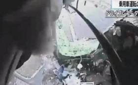 Молниеносная автокатастрофа попала в объектив видеокамеры в Японии 3