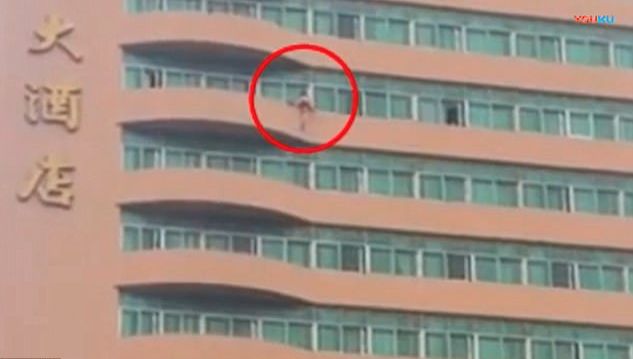 Китайский воришка в одних трусах, скрываясь от полицейских, перелез через балкон на 12-м этаже гостиницы. (Видео)