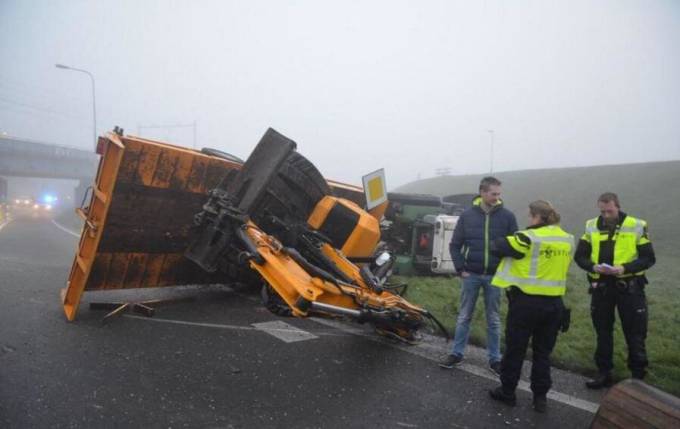 Крупномасштабное ДТП с участием трактора, буксирующего экскаватор, произошло в Голландии. (Видео)