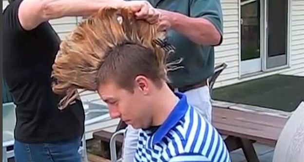 Родители при помощи бензопилы сбрили ирокез у своего сына. (Видео)