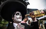 Тысячи мексиканцев приняли участие в параде, посвящённом дню мёртвых в Мехико. (Видео) 20