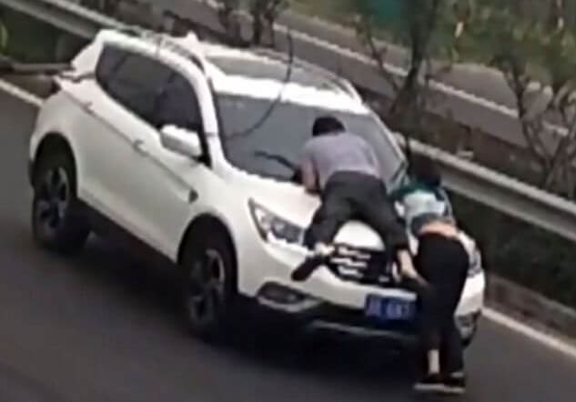 Ревнивый китаец прокатил бывшую подругу с новым ухажёром на капоте своего автомобиля (Видео)