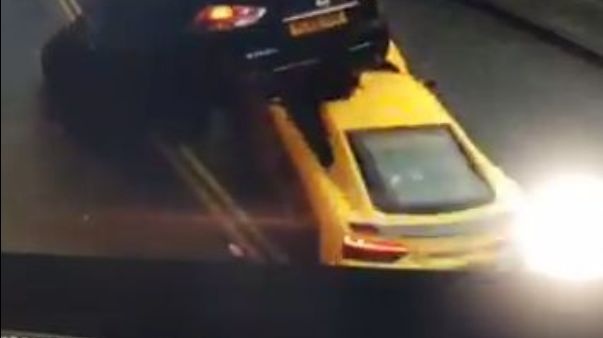 Спорткар «поднырнул» под припаркованный автомобиль с тремя детьми в салоне в Британии. (Видео)