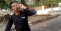 Демонстрант проехался на капоте автомобиля депутата, требуя финансирования строительства уборных в Индии (Видео) 1