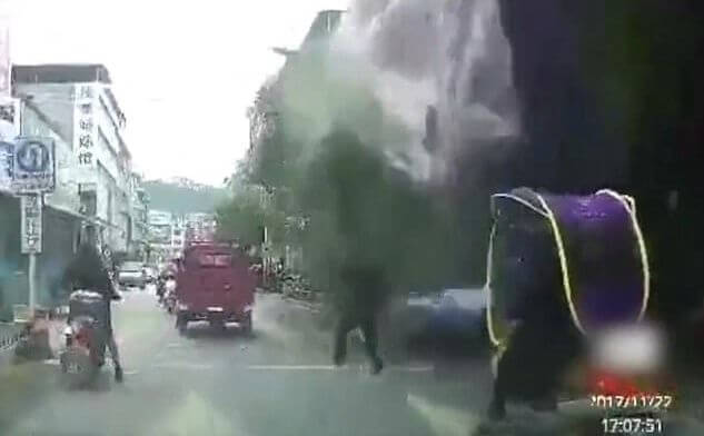 Пешеход чудом спасся, оказавшись на месте обрушения строительных лесов в Китае (Видео)