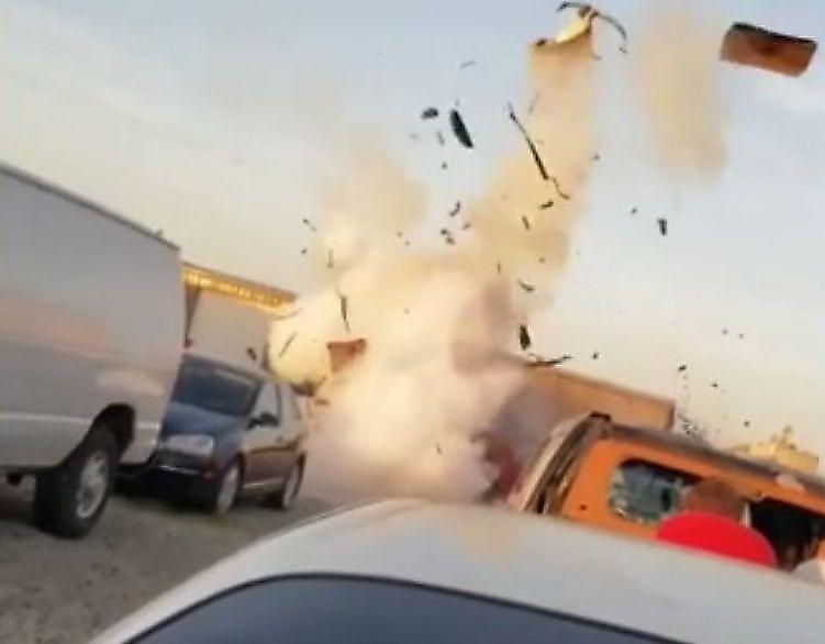 Полицейские объявили в розыск шутников, взорвавших автомобиль на переполненной стоянке ▶