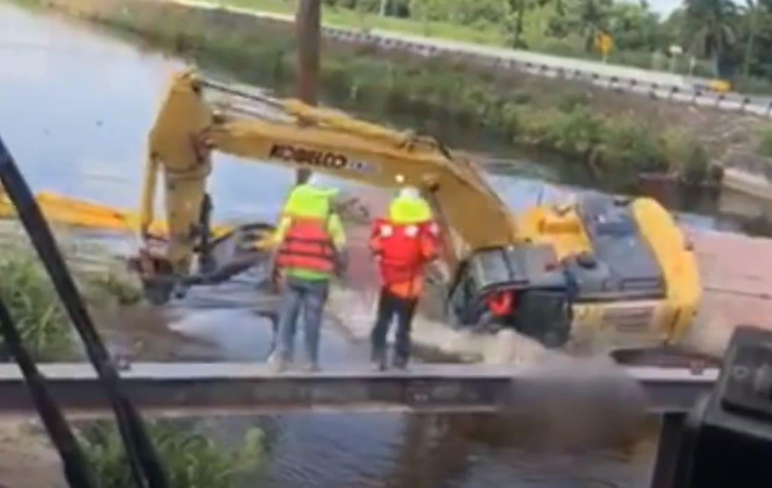 Строители утопили в реке экскаватор во время строительства моста - видео