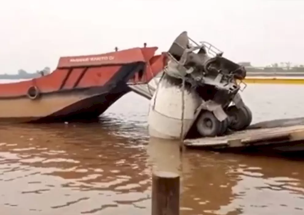 Водитель утопил бетономешалку во время заезда на судно в Индонезии